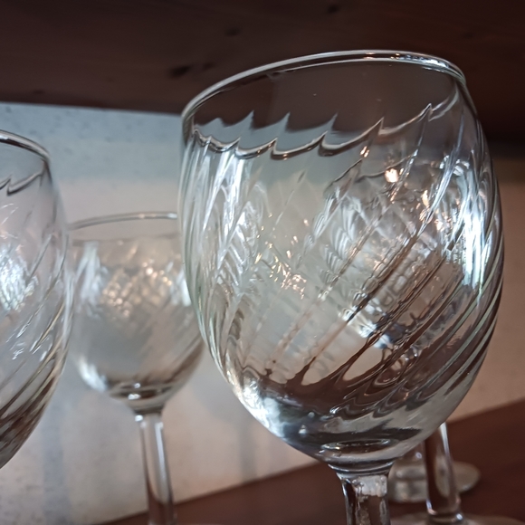 Crystal Swirled Wine Glass Set - Picture 3 of 8